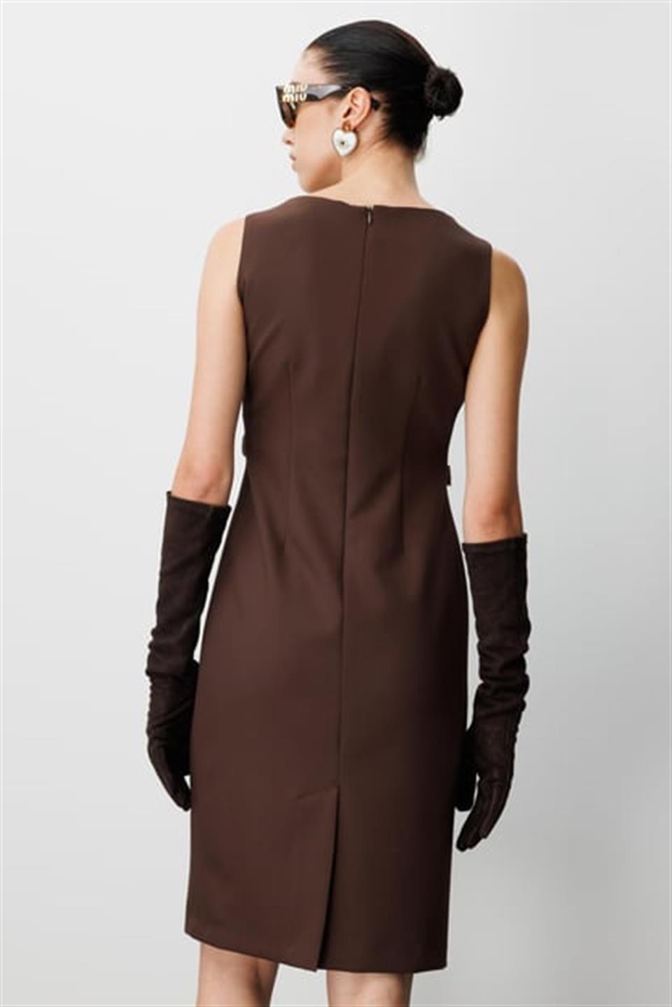 Kare Yaka Bel Aksesuarlı Jile Elbise KAHVE