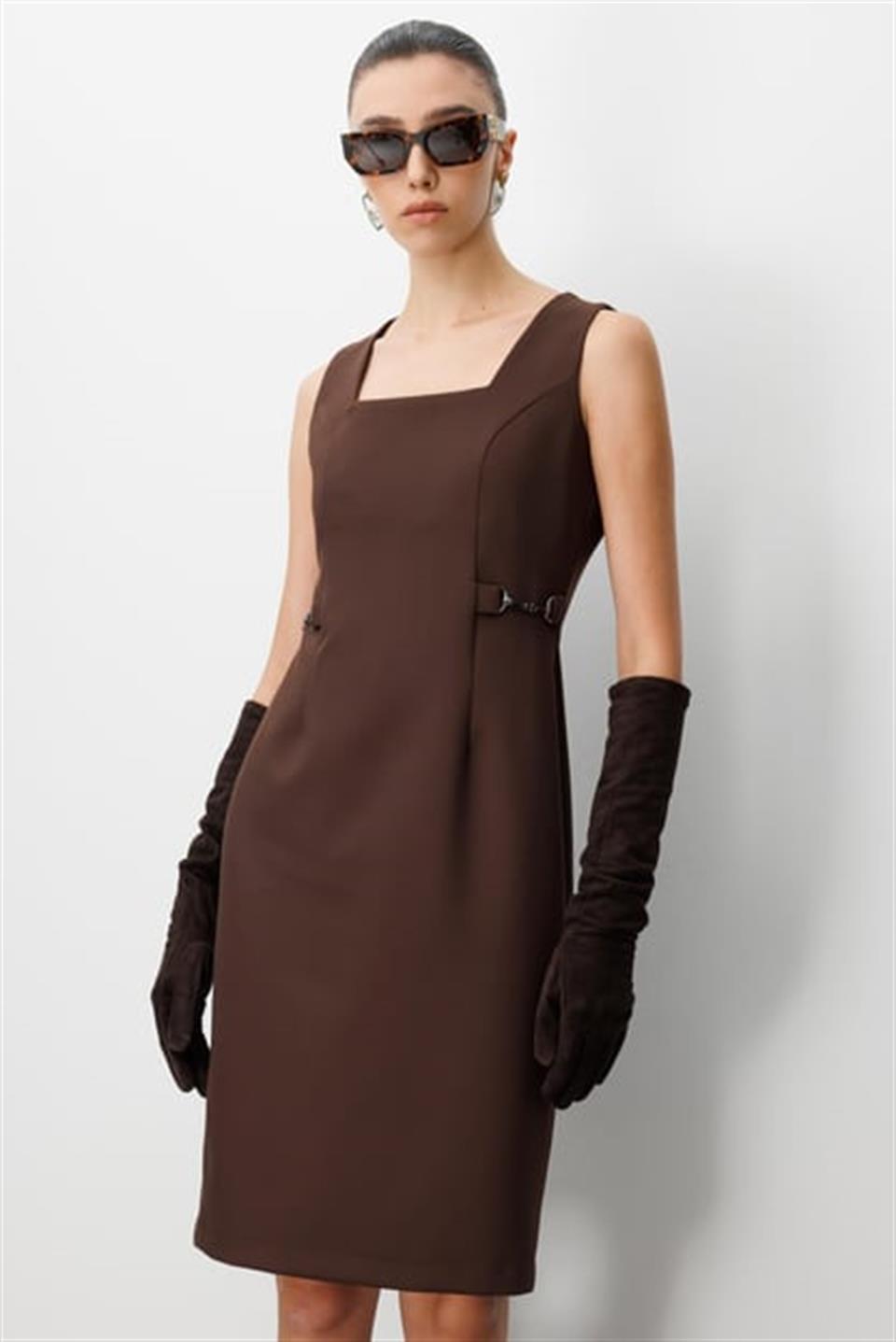 Kare Yaka Bel Aksesuarlı Jile Elbise KAHVE