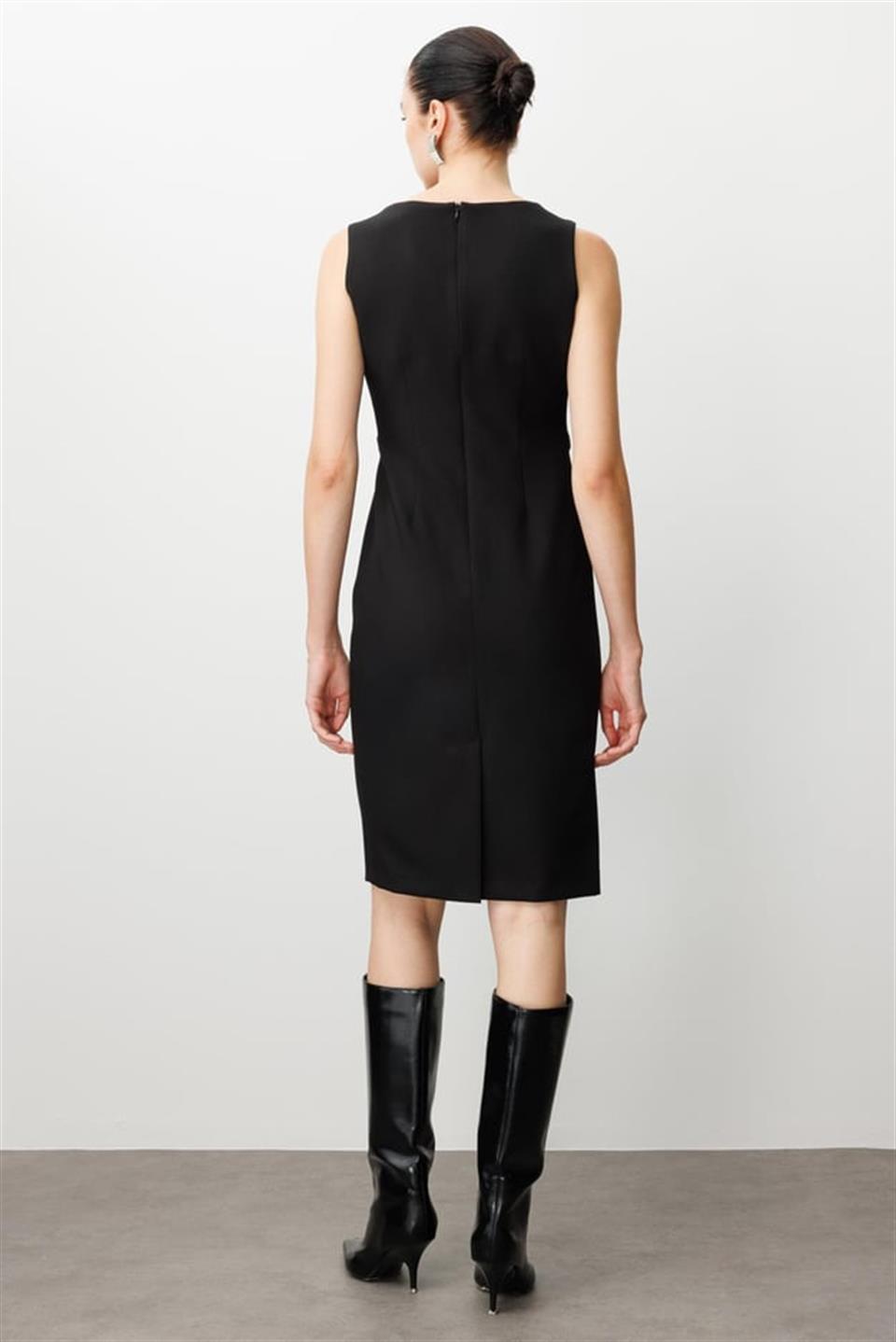 Kare Yaka Bel Aksesuarlı Jile Elbise SİYAH