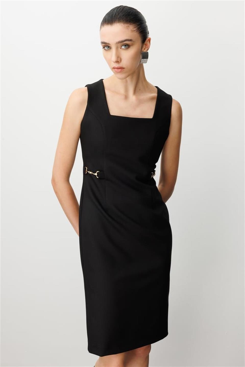 Kare Yaka Bel Aksesuarlı Jile Elbise SİYAH