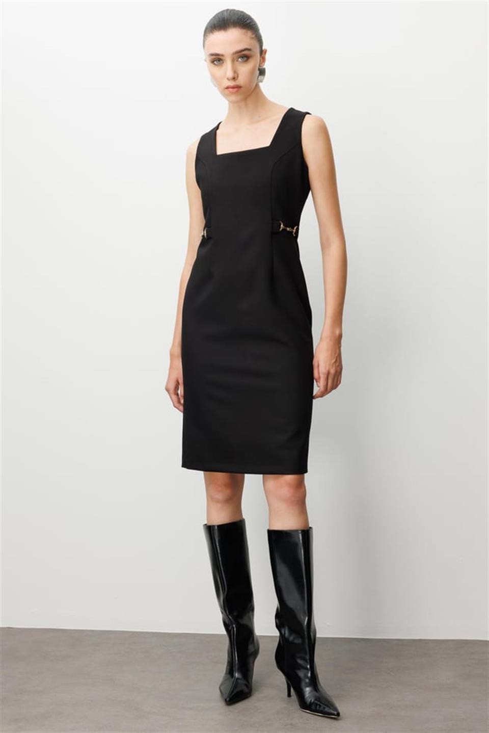 Kare Yaka Bel Aksesuarlı Jile Elbise SİYAH