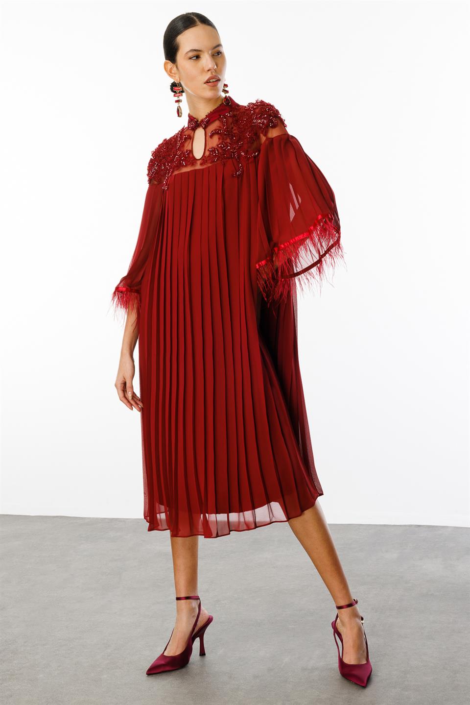 Kol Ağzı Tüylü Piliseli Elbise KİREMİT