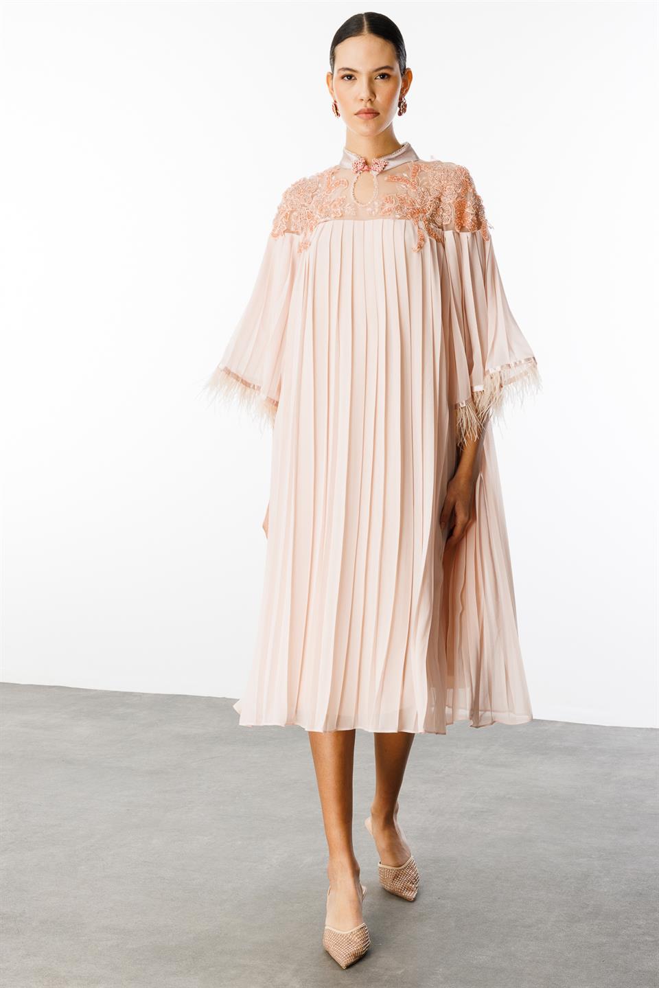 Kol Ağzı Tüylü Piliseli Elbise PUDRA