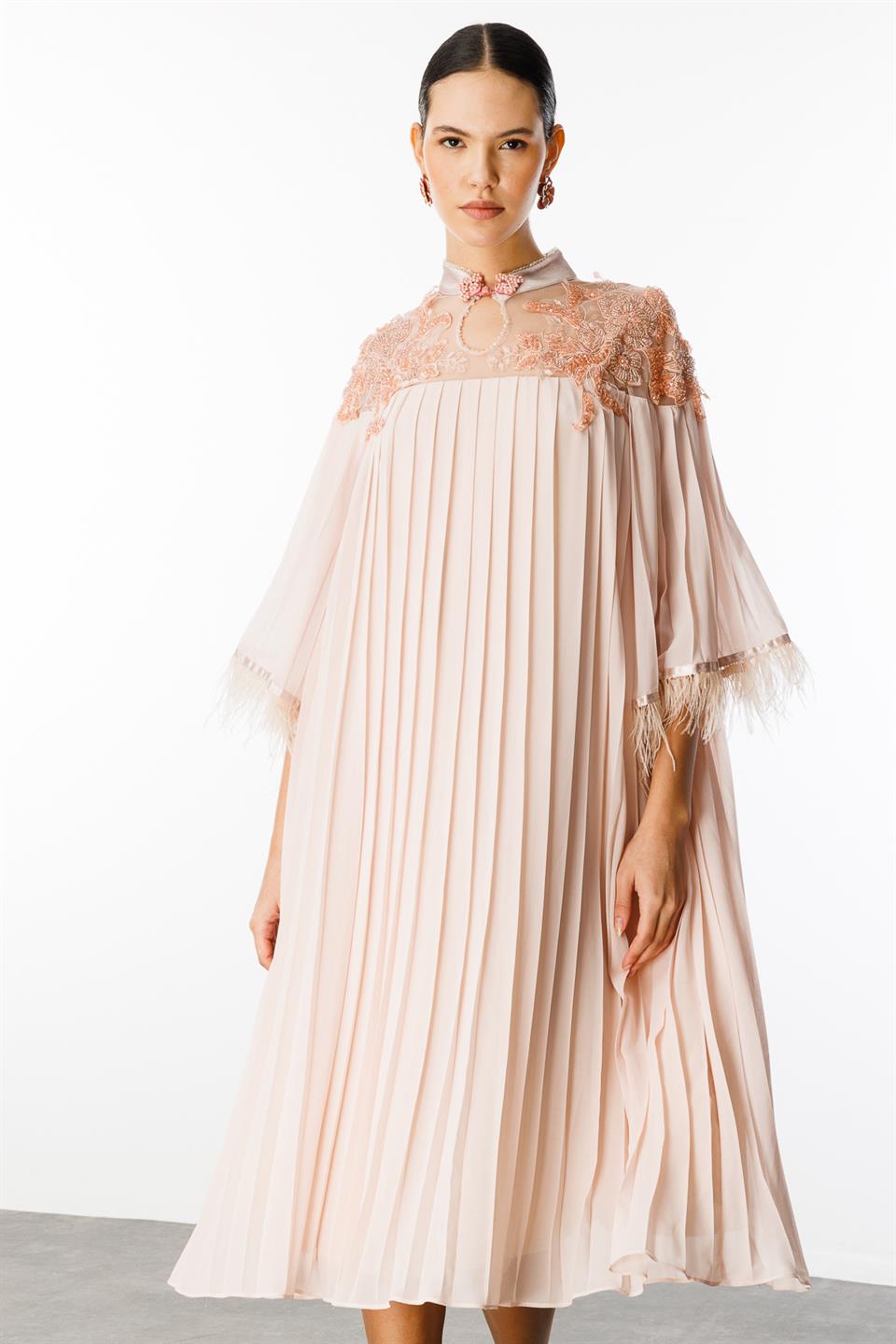 Kol Ağzı Tüylü Piliseli Elbise PUDRA
