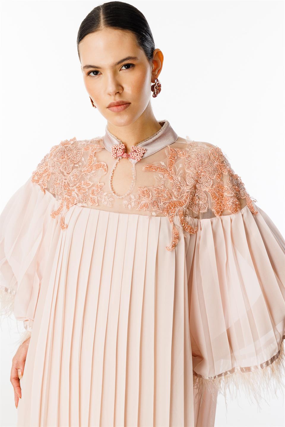 Kol Ağzı Tüylü Piliseli Elbise PUDRA