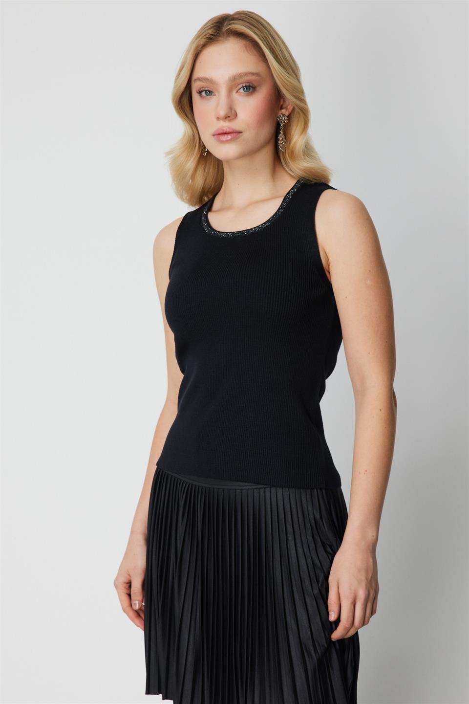 Kolsuz Yakası Taşlı Kazak SİYAH