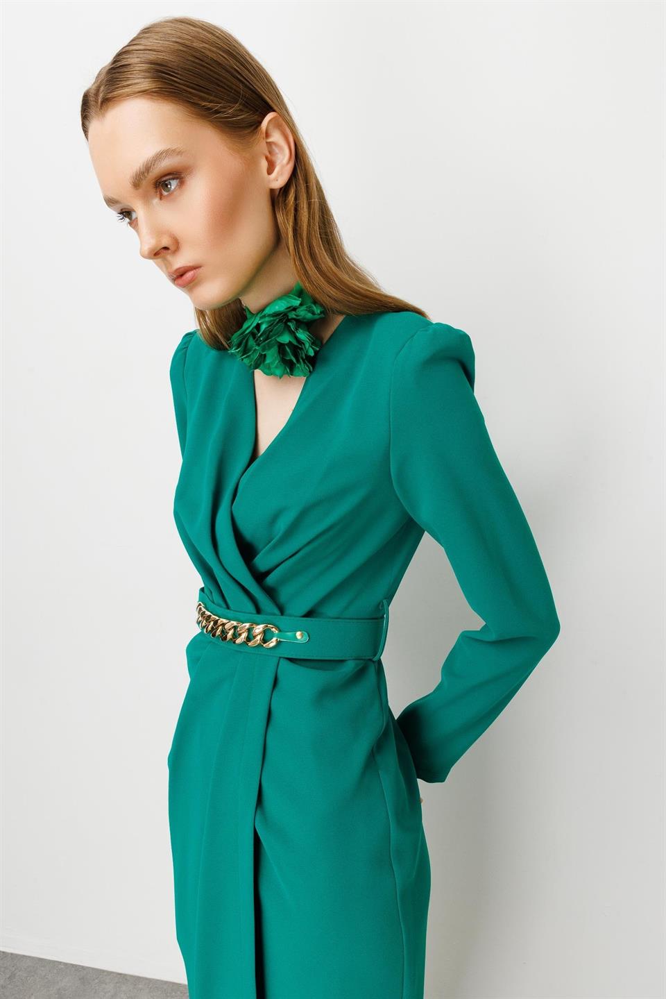 KRUVAZE KEMERLİ MİDİ BOY ELBİSE ZÜMRÜT