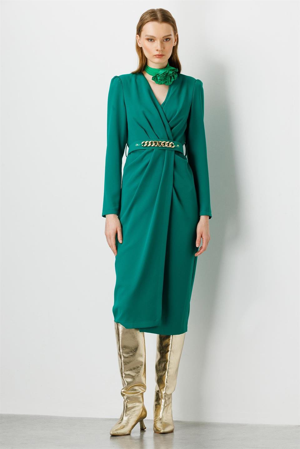 KRUVAZE KEMERLİ MİDİ BOY ELBİSE ZÜMRÜT