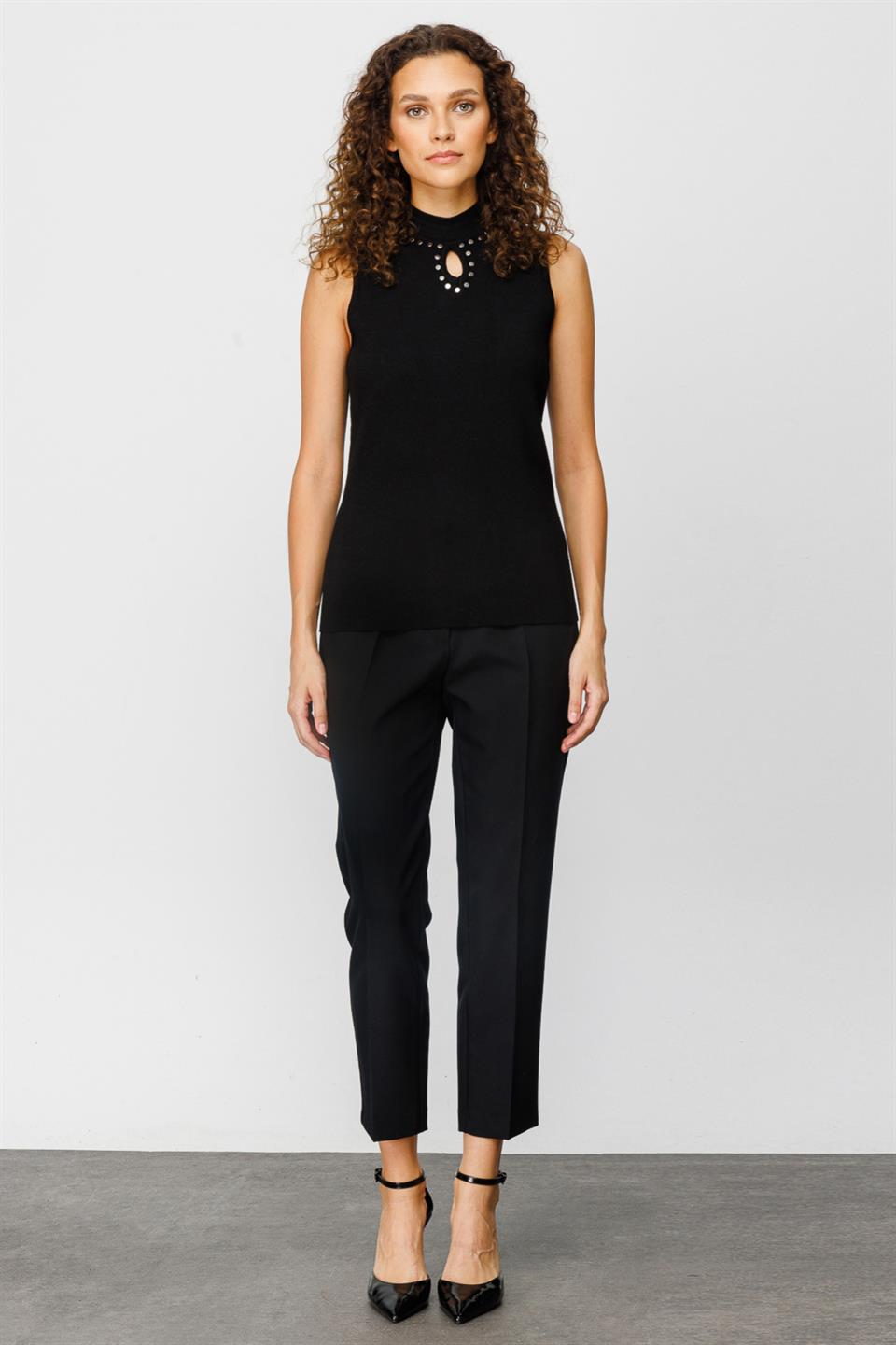 Nefeli Yaka İşlemeli Kolsuz Triko Bluz Siyah