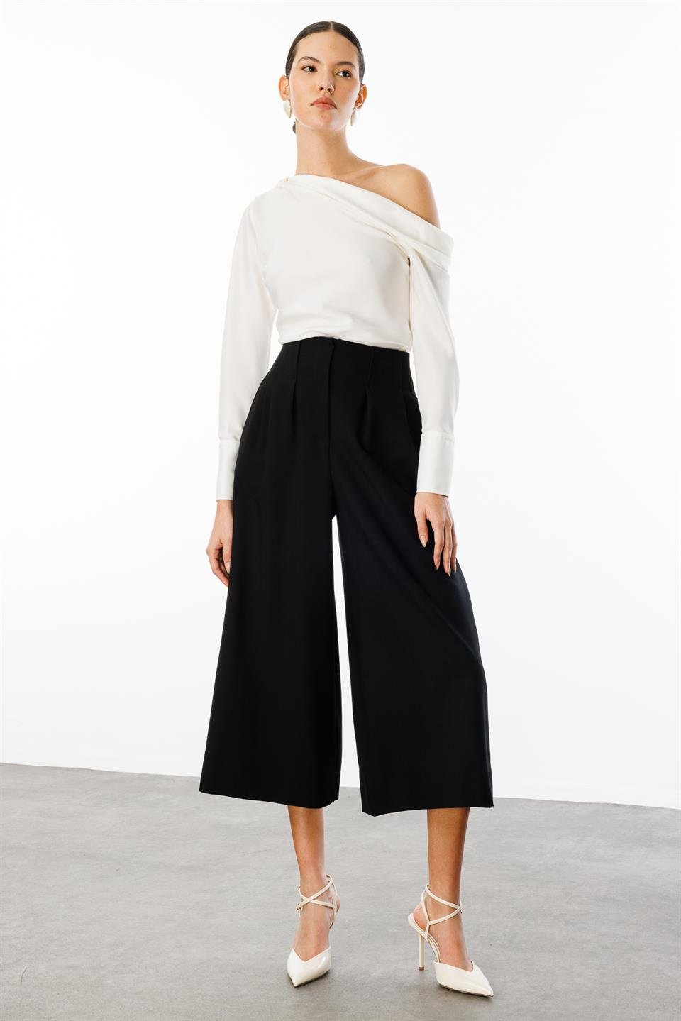 Önden Pileli Bol Paça Pantolon SİYAH