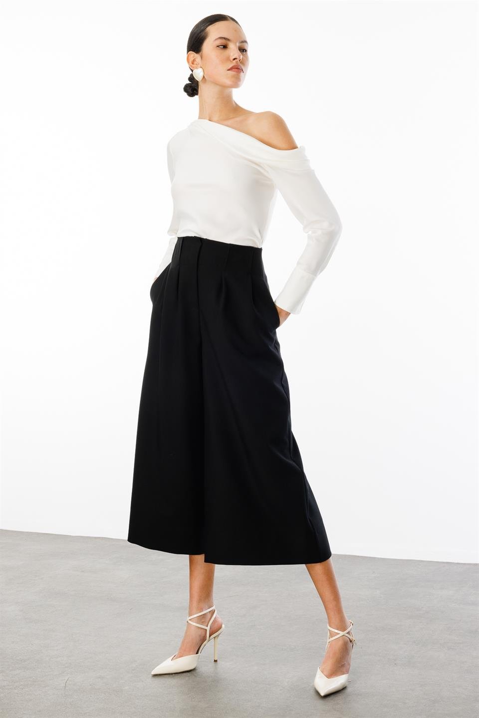 Önden Pileli Bol Paça Pantolon SİYAH