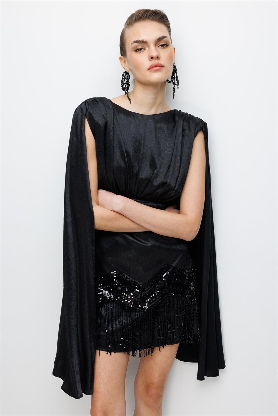 Pelerin Kol Etek Ucu İşlemeli Mini Elbise SİYAH