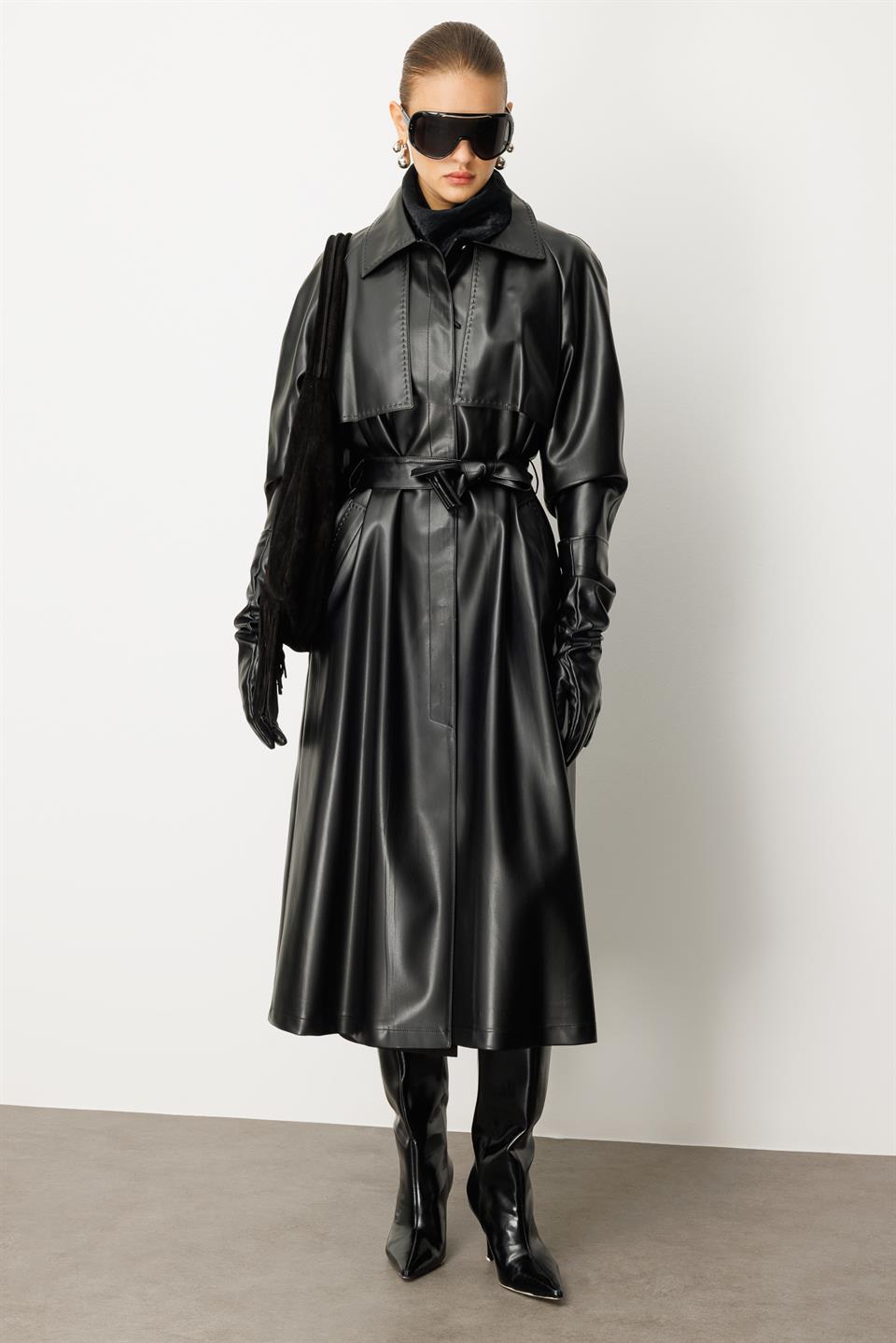 Reglan Kol Pelerin ve Punto Dikiş Detaylı Deri Trençkot SİYAH