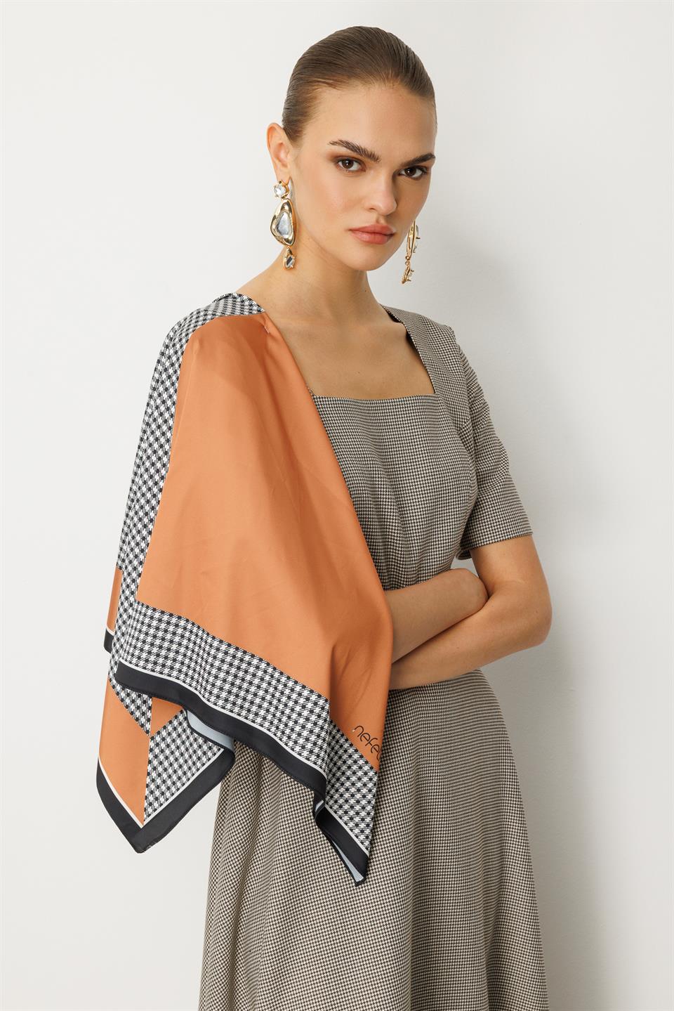 Şal Detaylı Kazayağı Elbise SİYAH