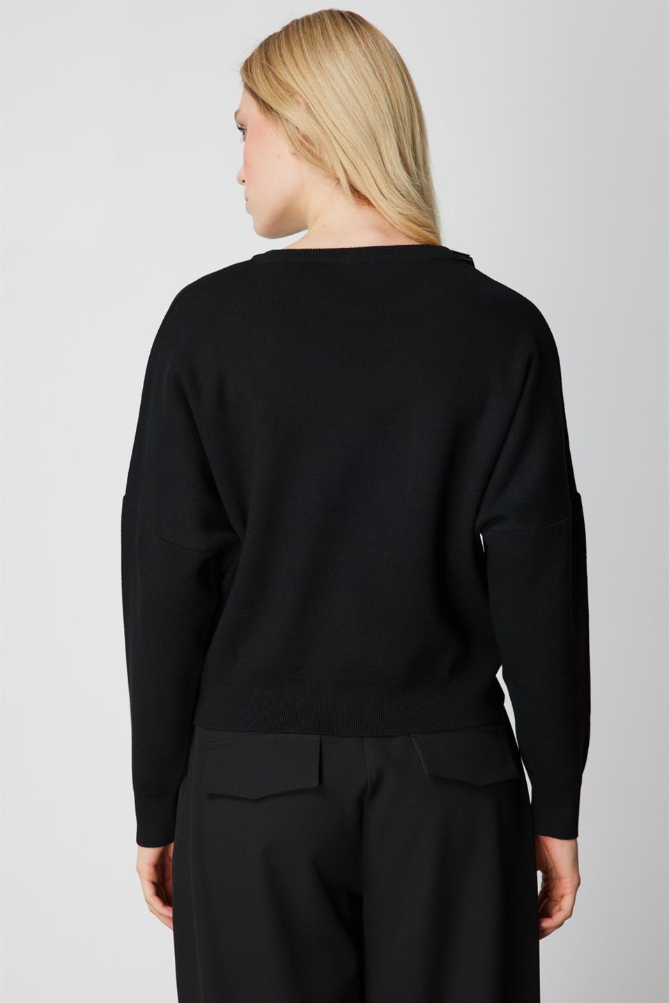 Sıfır Yaka Renkli Aksesuarlı Kazak SİYAH