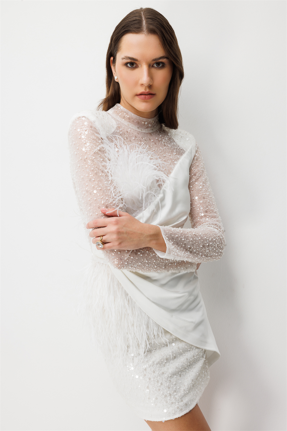 Sırt Dekolteli Tüy Aksesuarlı Mini Elbise EKRU