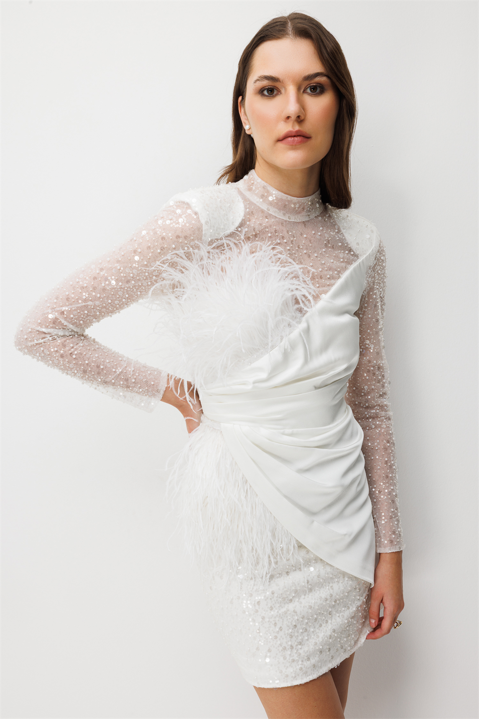 Sırt Dekolteli Tüy Aksesuarlı Mini Elbise EKRU