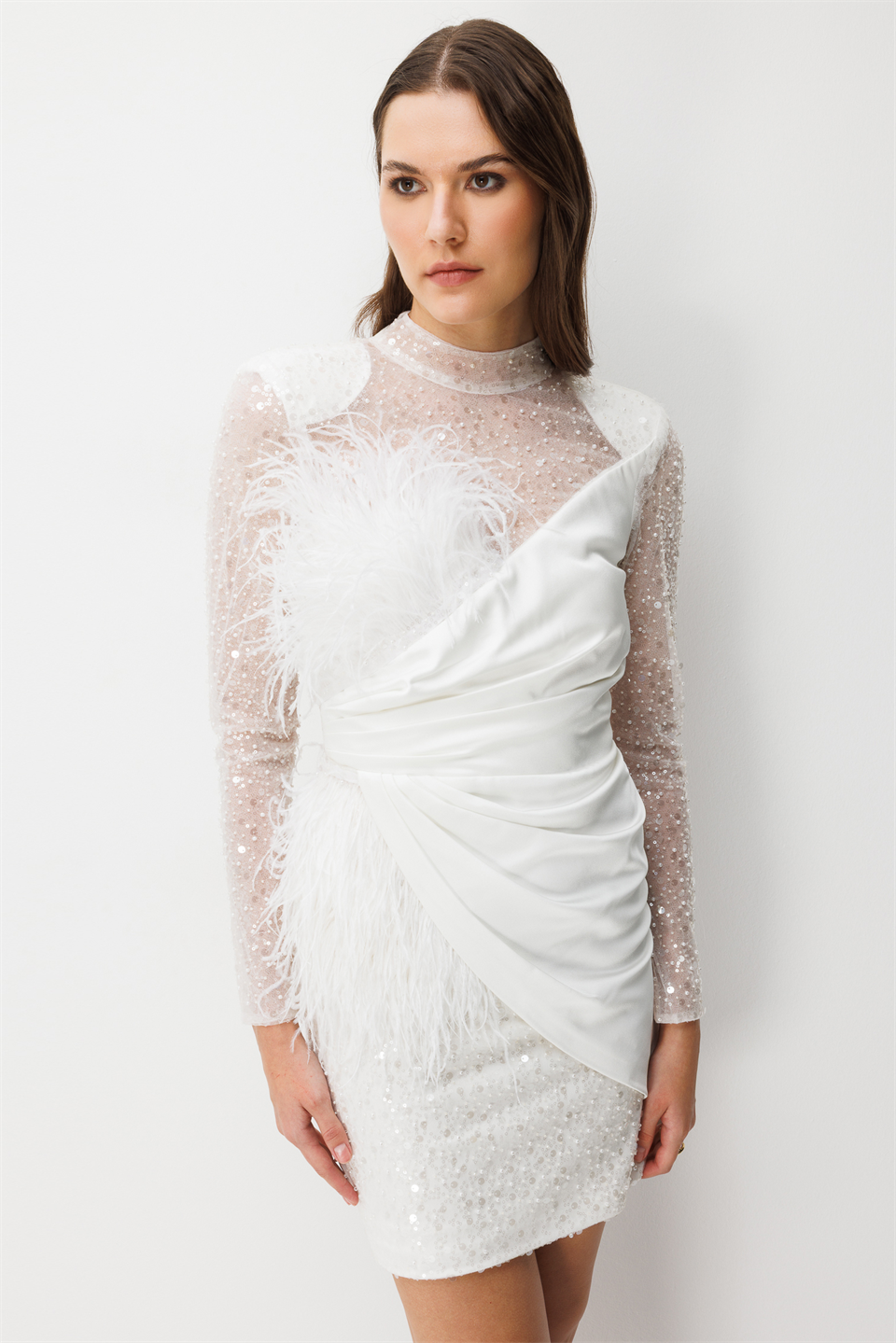 Sırt Dekolteli Tüy Aksesuarlı Mini Elbise EKRU