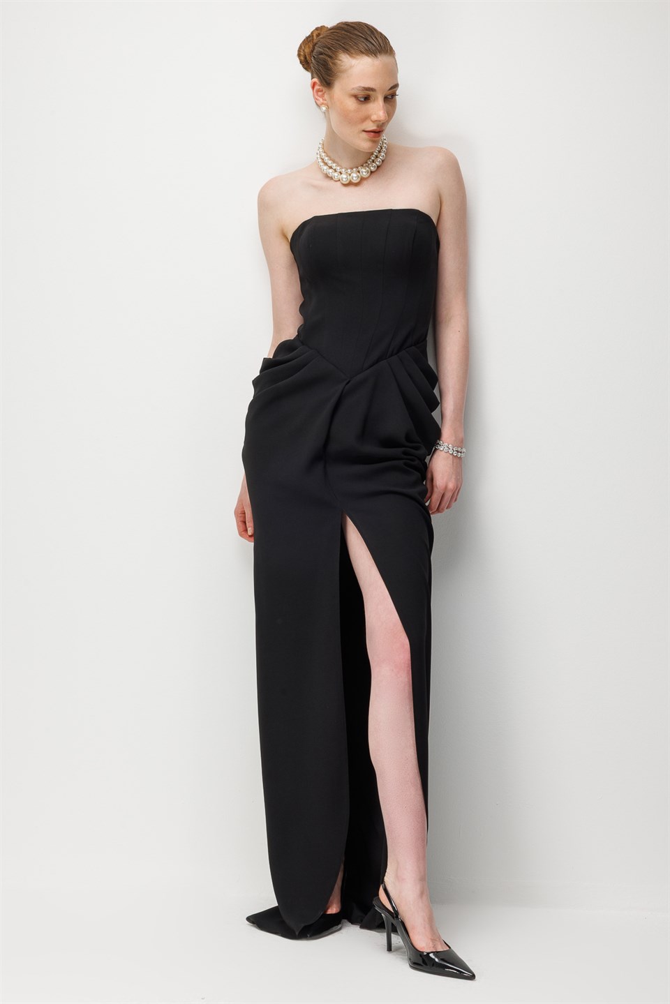 Straplez Bel Detaylı Yırtmaçlı Davet Elbisesi SİYAH