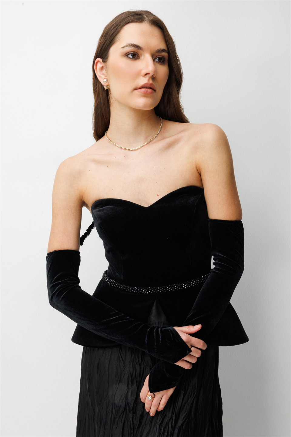 Straplez Peplum Detaylı ve Entegre Eldivenli Maxi  Abiye SİYAH