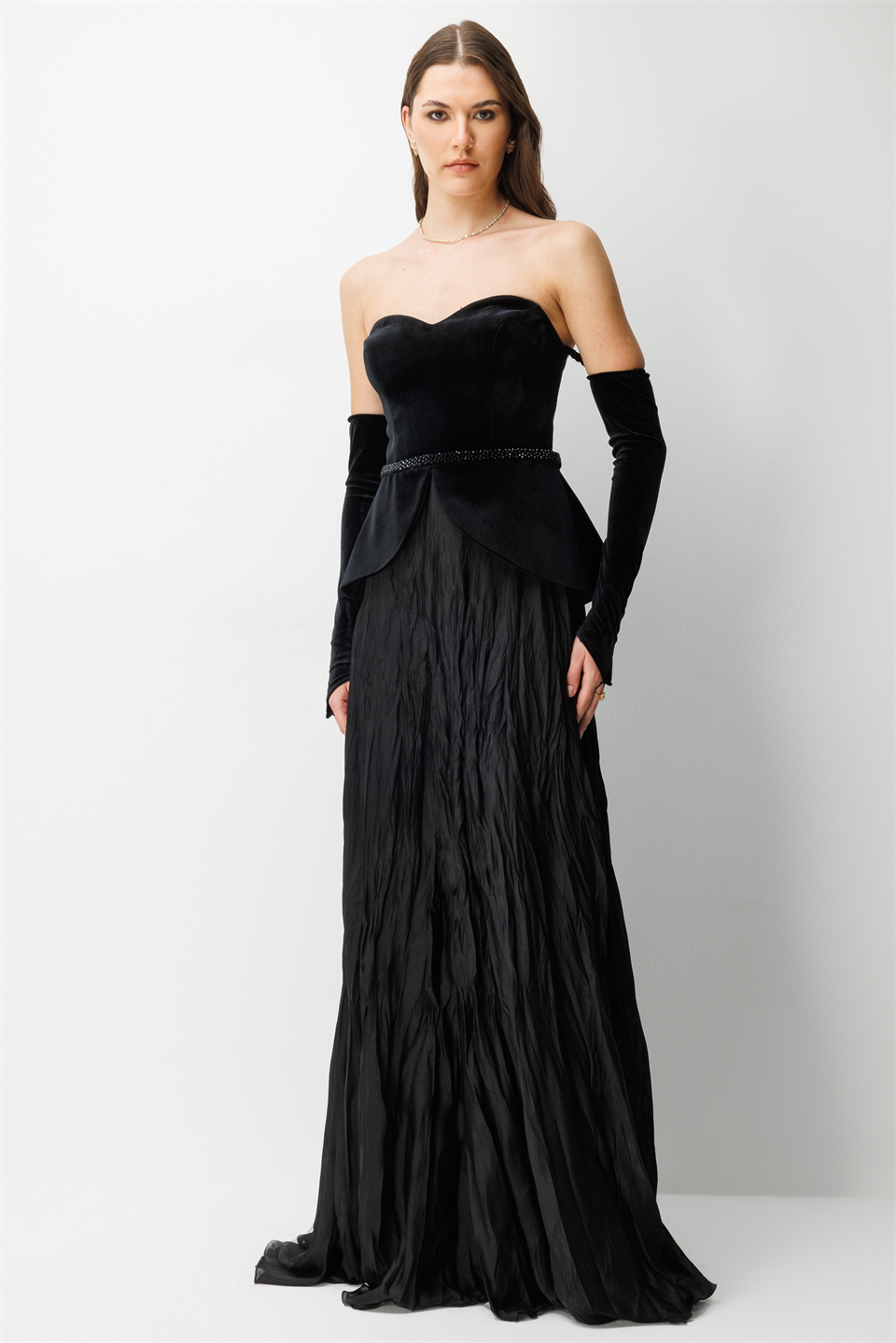 Straplez Peplum Detaylı ve Entegre Eldivenli Maxi  Abiye SİYAH