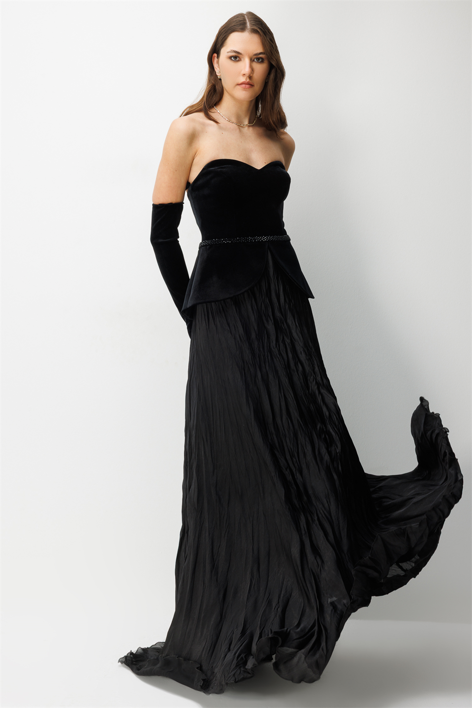 Straplez Peplum Detaylı ve Entegre Eldivenli Maxi  Abiye SİYAH