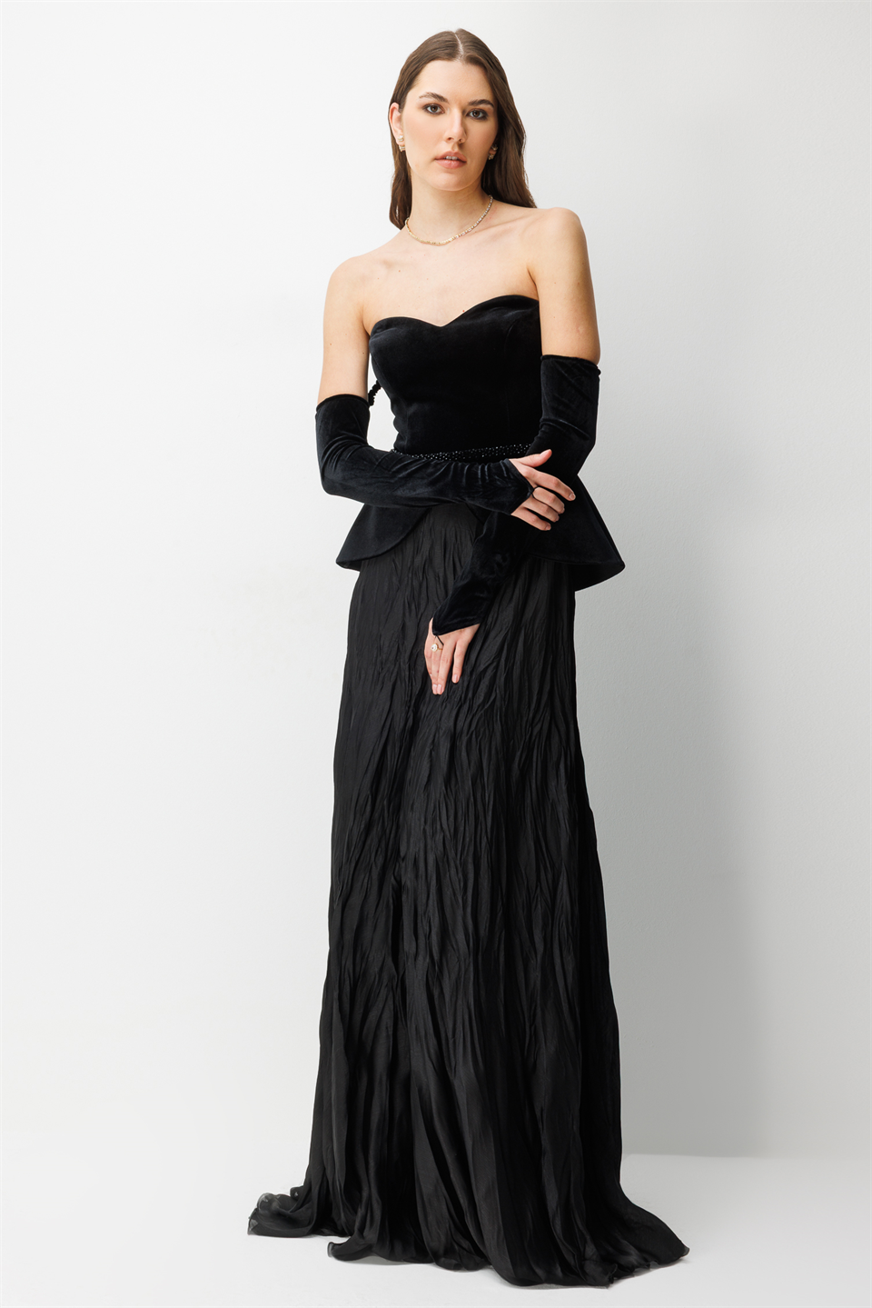 Straplez Peplum Detaylı ve Entegre Eldivenli Maxi  Abiye SİYAH