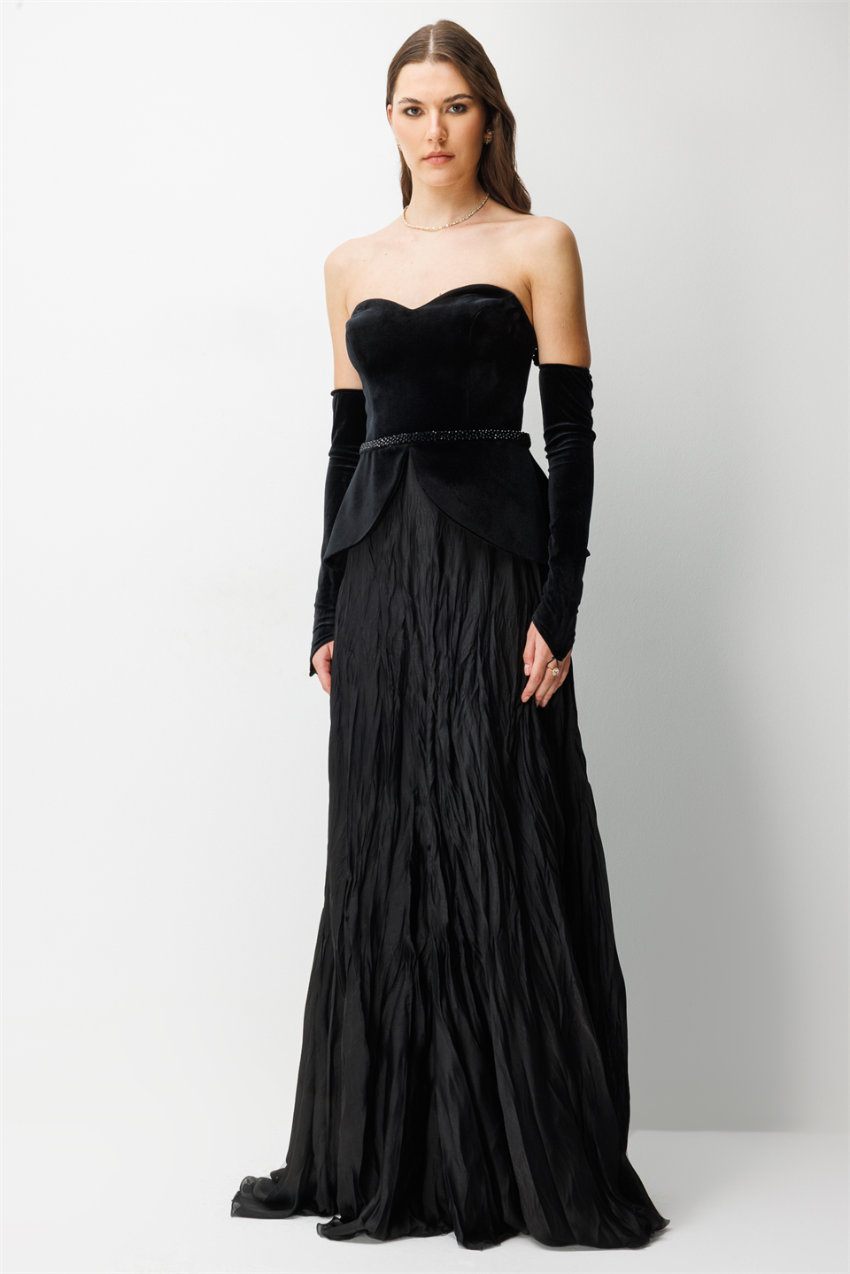 Straplez Peplum Detaylı ve Entegre Eldivenli Maxi  Abiye SİYAH