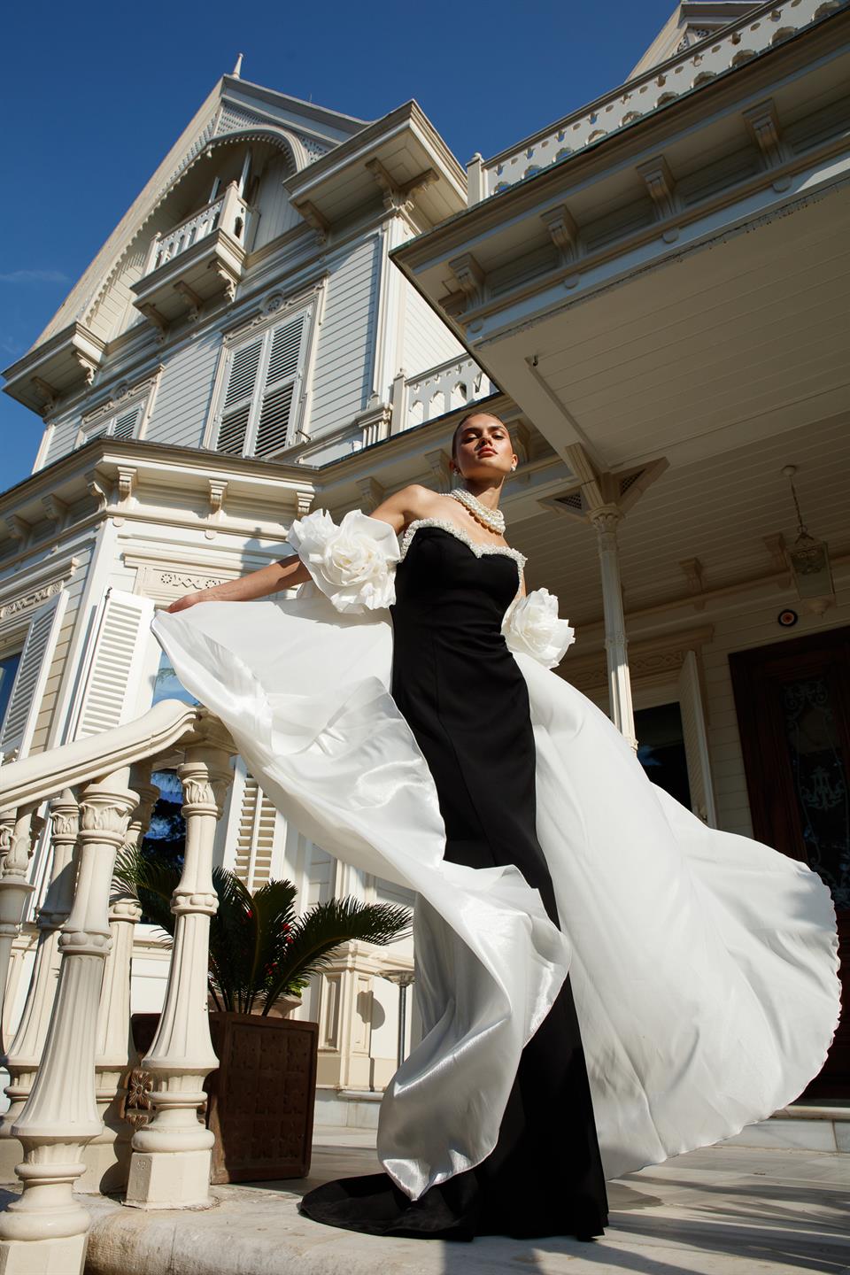 Straplez Yaka Kuyruk ve Omuz Aksesuar Detaylı Abiye EKRU