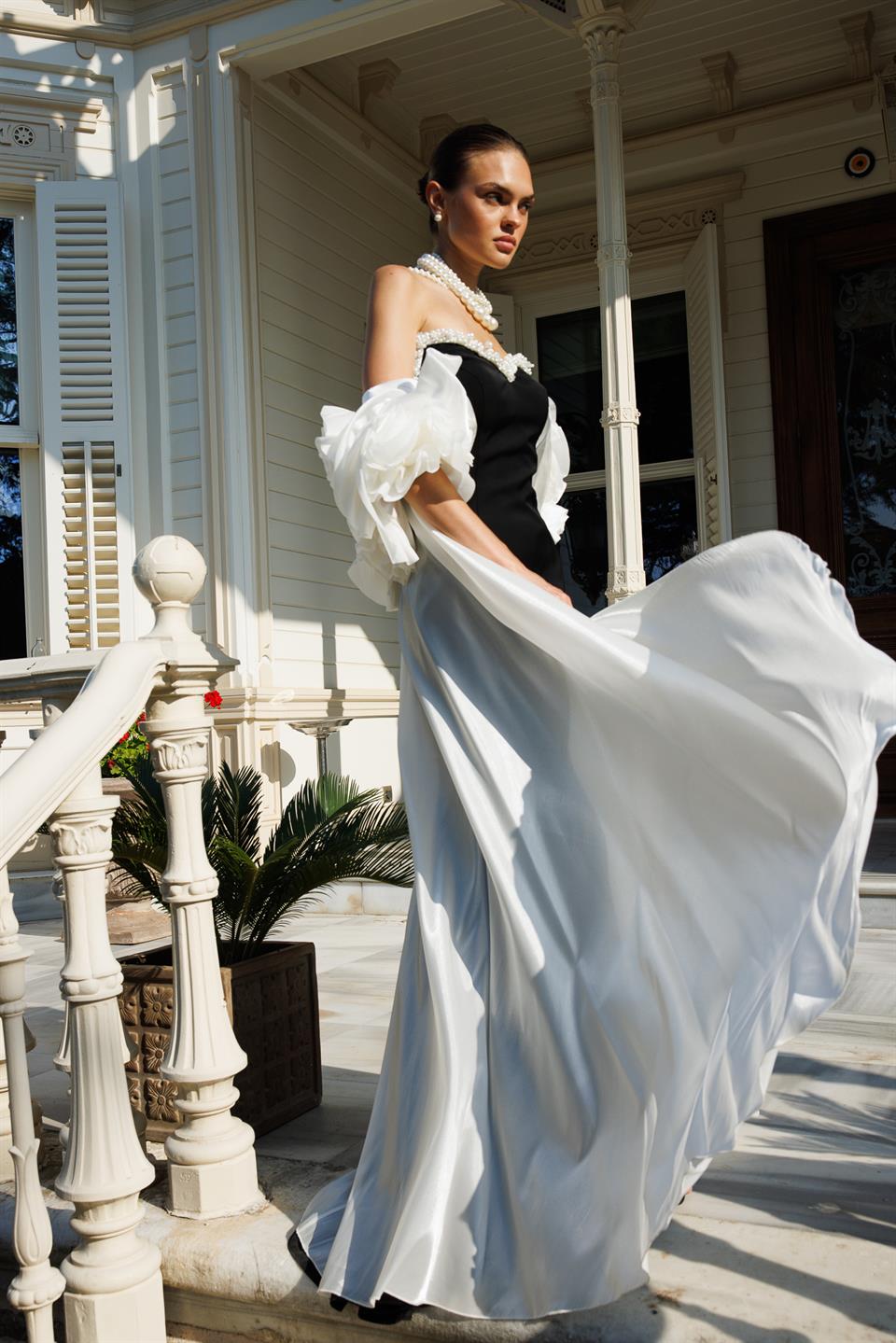 Straplez Yaka Kuyruk ve Omuz Aksesuar Detaylı Abiye EKRU