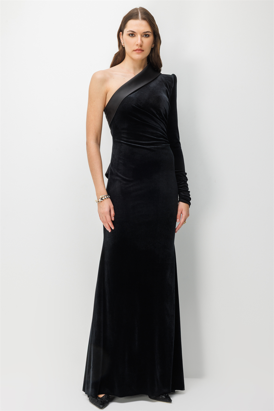 Tek Omuz Asimetrik Detaylı Kadife Maxı  SİYAH