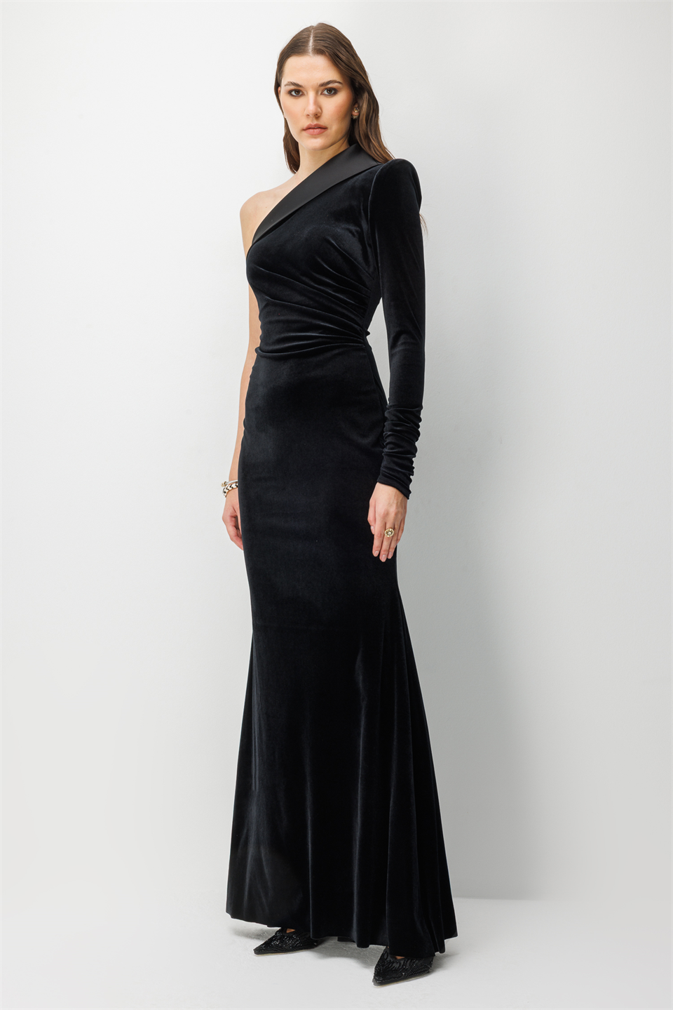 Tek Omuz Asimetrik Detaylı Kadife Maxı  SİYAH