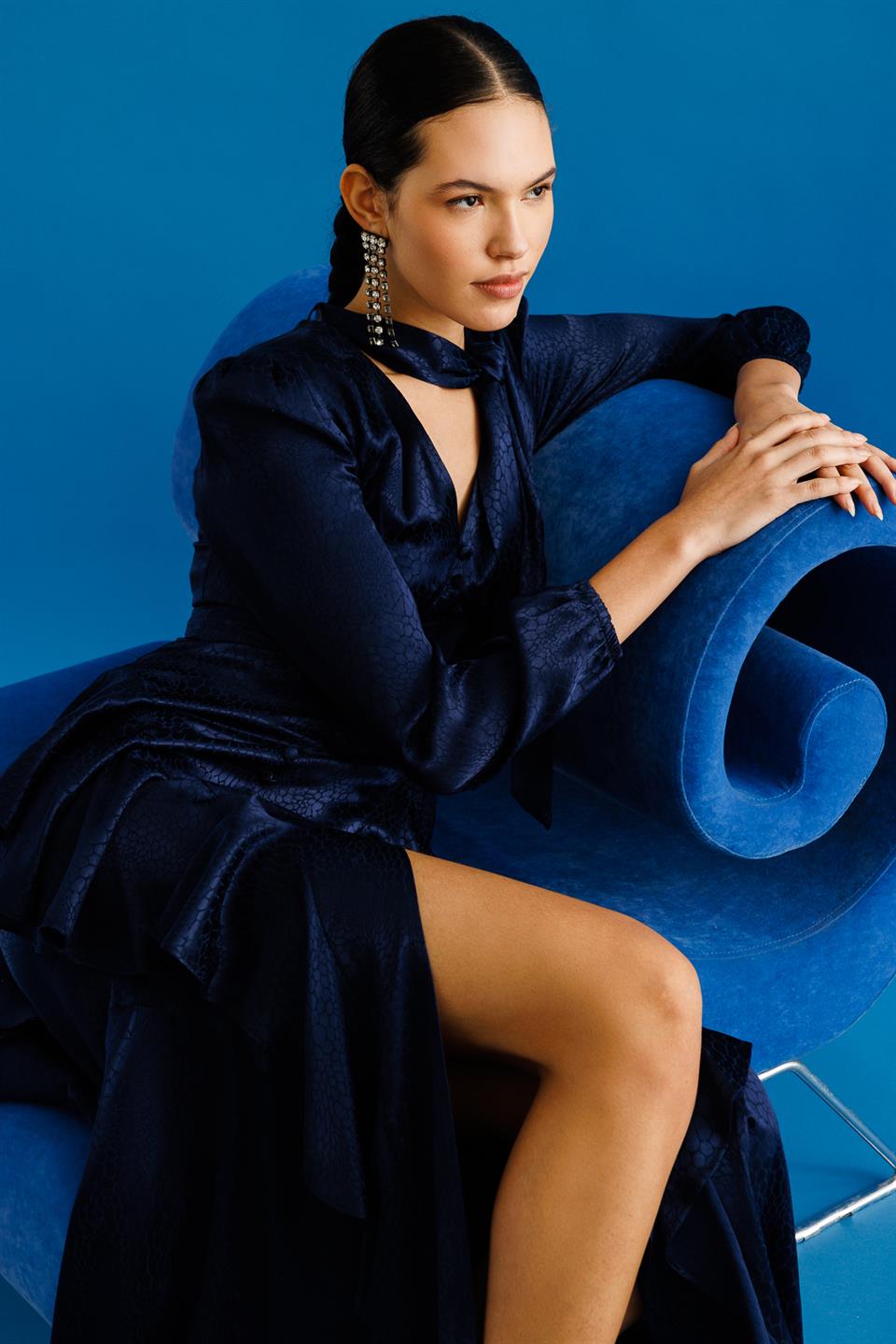 V Yaka Detaylı Birit Düğmeli Volanlı Yırtmaçlı Jakar  Elbise LACİVERT