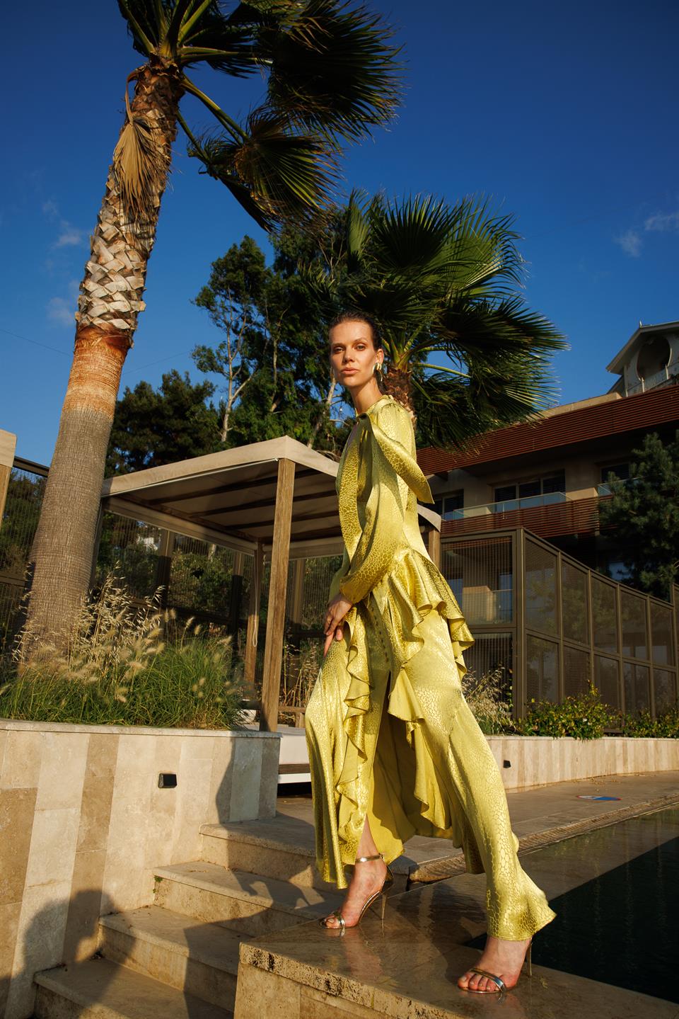 V Yaka Detaylı Birit Düğmeli Volanlı Yırtmaçlı Jakar  Elbise ASİT