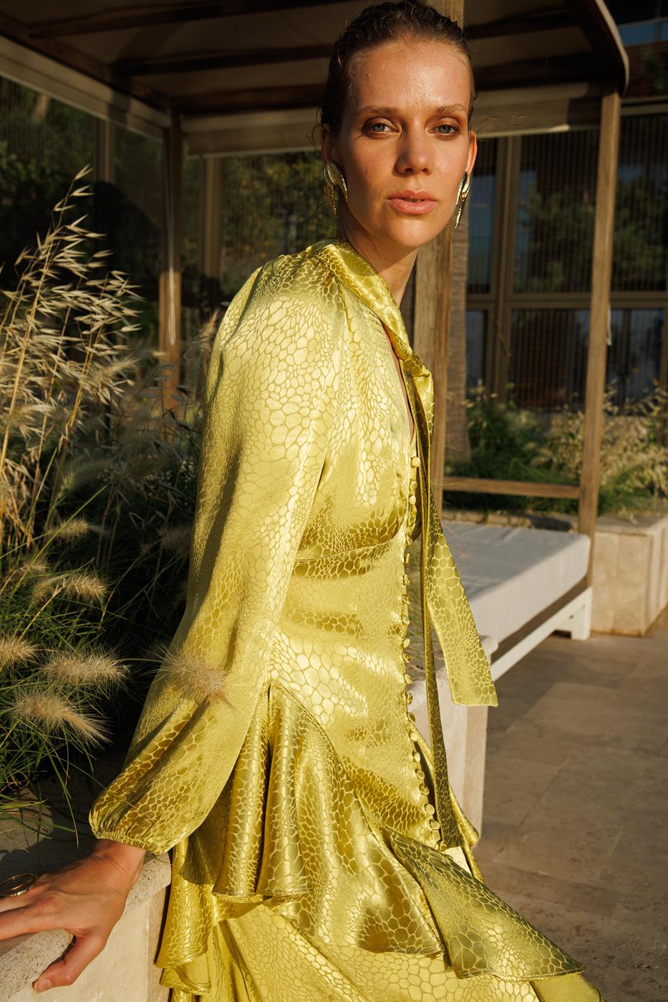 V Yaka Detaylı Birit Düğmeli Volanlı Yırtmaçlı Jakar  Elbise ASİT