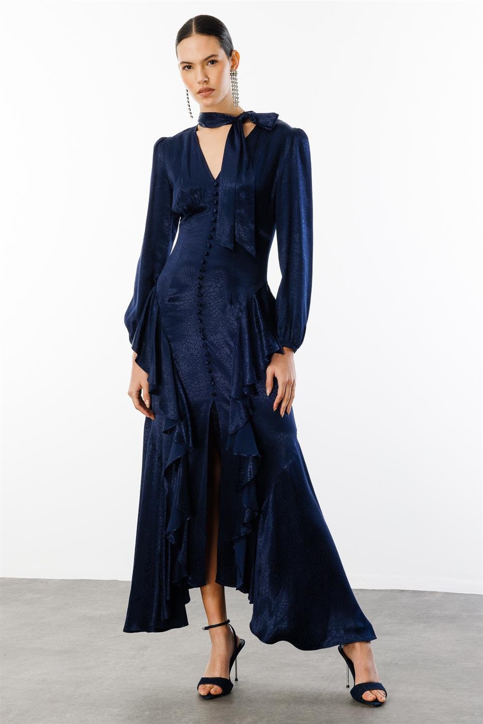 V Yaka Detaylı Birit Düğmeli Volanlı Yırtmaçlı Jakar  Elbise LACİVERT