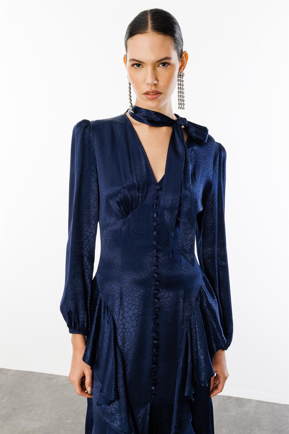 V Yaka Detaylı Birit Düğmeli Volanlı Yırtmaçlı Jakar  Elbise LACİVERT