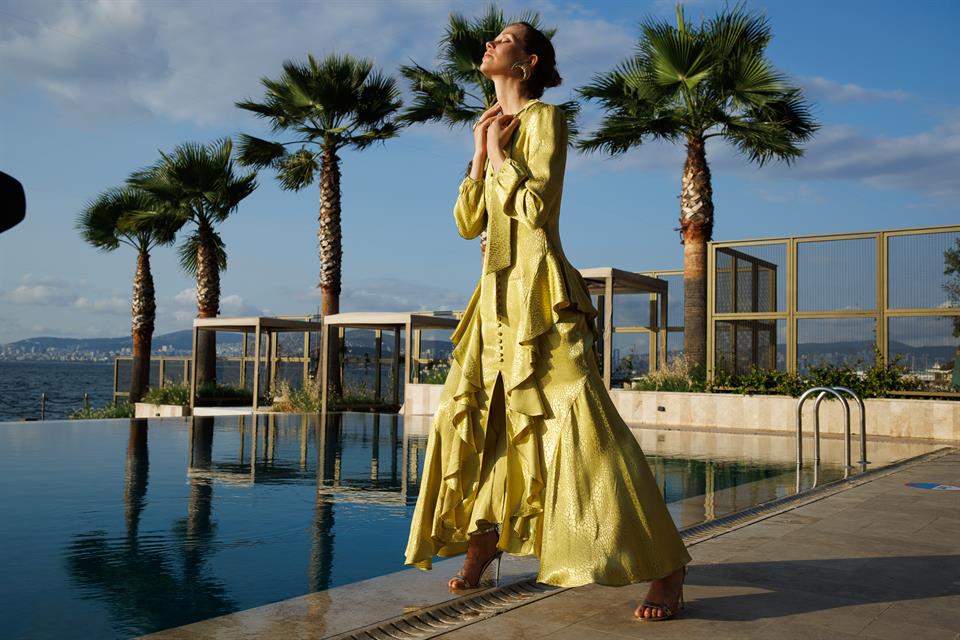 V Yaka Detaylı Birit Düğmeli Volanlı Yırtmaçlı Jakar  Elbise ASİT