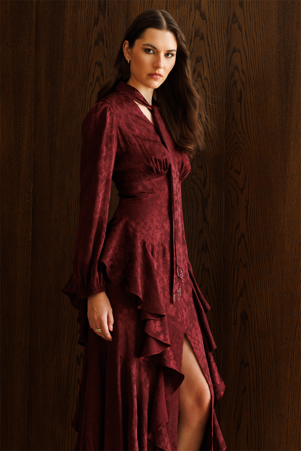 V Yaka Detaylı Volanlı Jakar Elbise BORDO