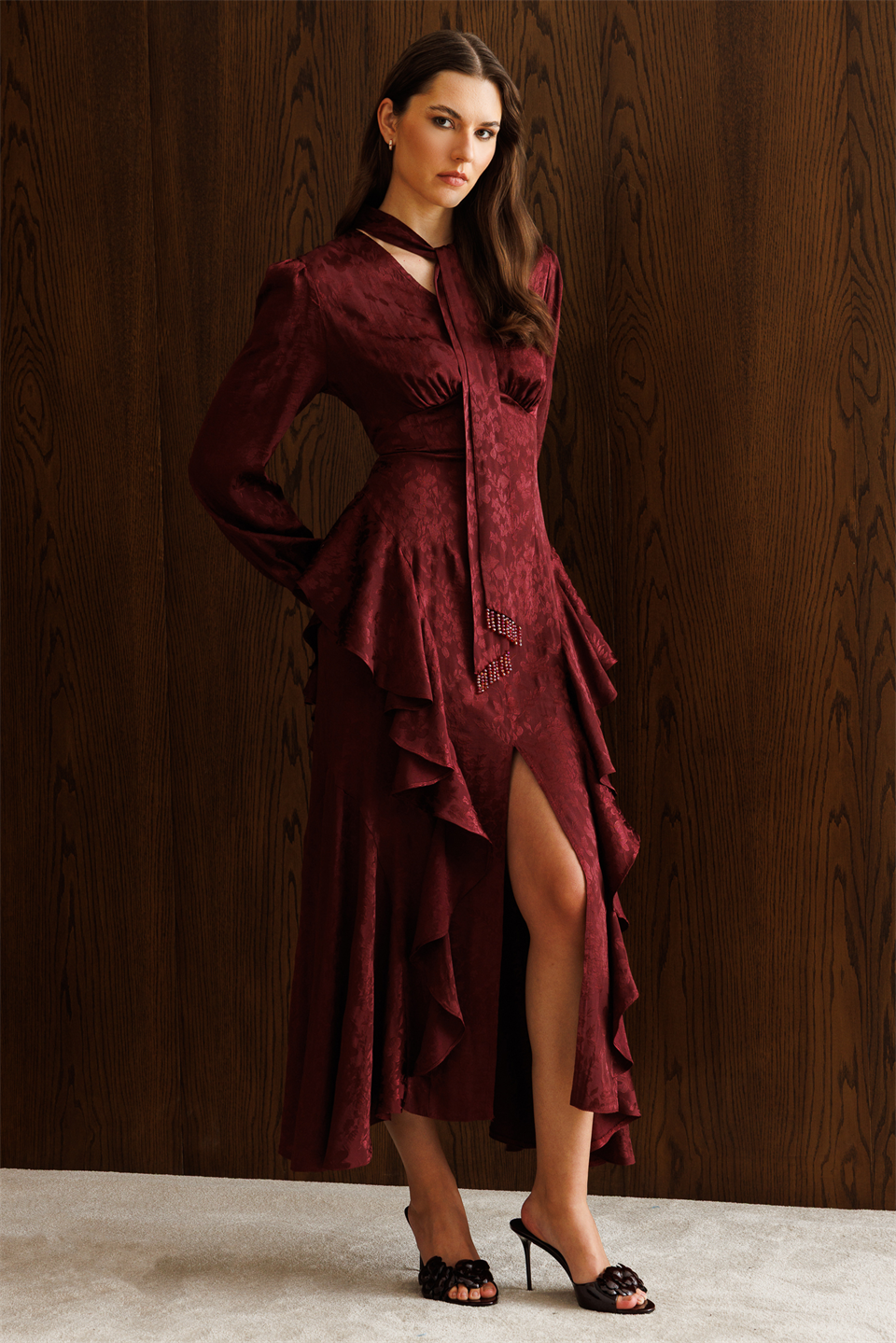 V Yaka Detaylı Volanlı Jakar Elbise BORDO