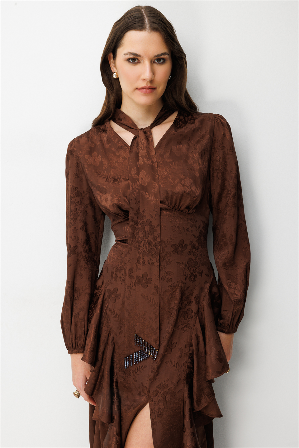 V Yaka Detaylı Volanlı Jakar Elbise KAHVE