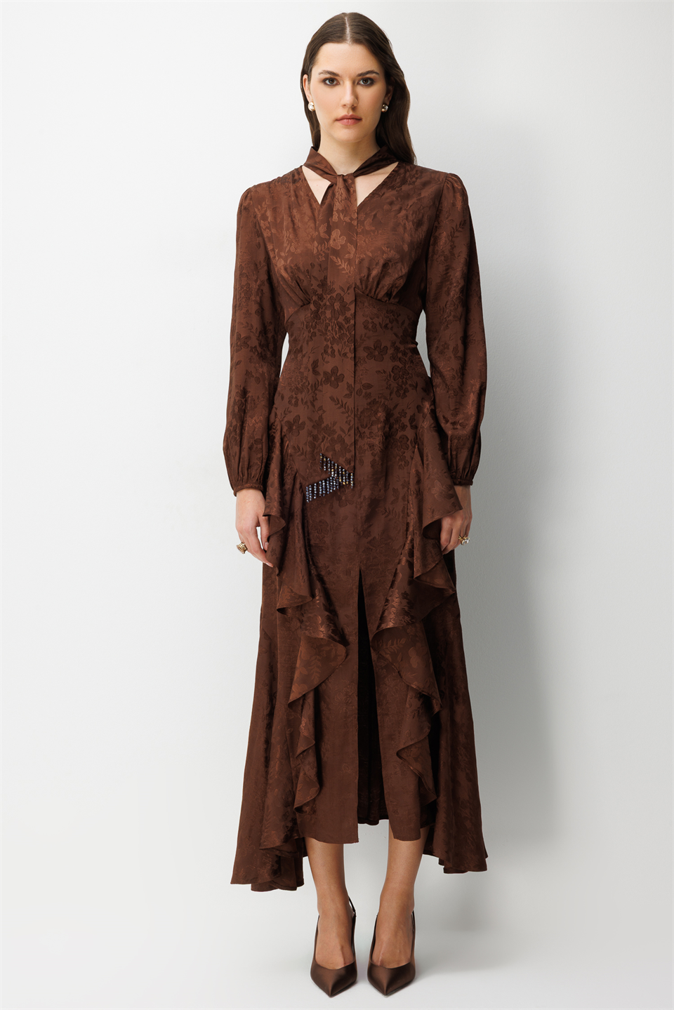 V Yaka Detaylı Volanlı Jakar Elbise KAHVE