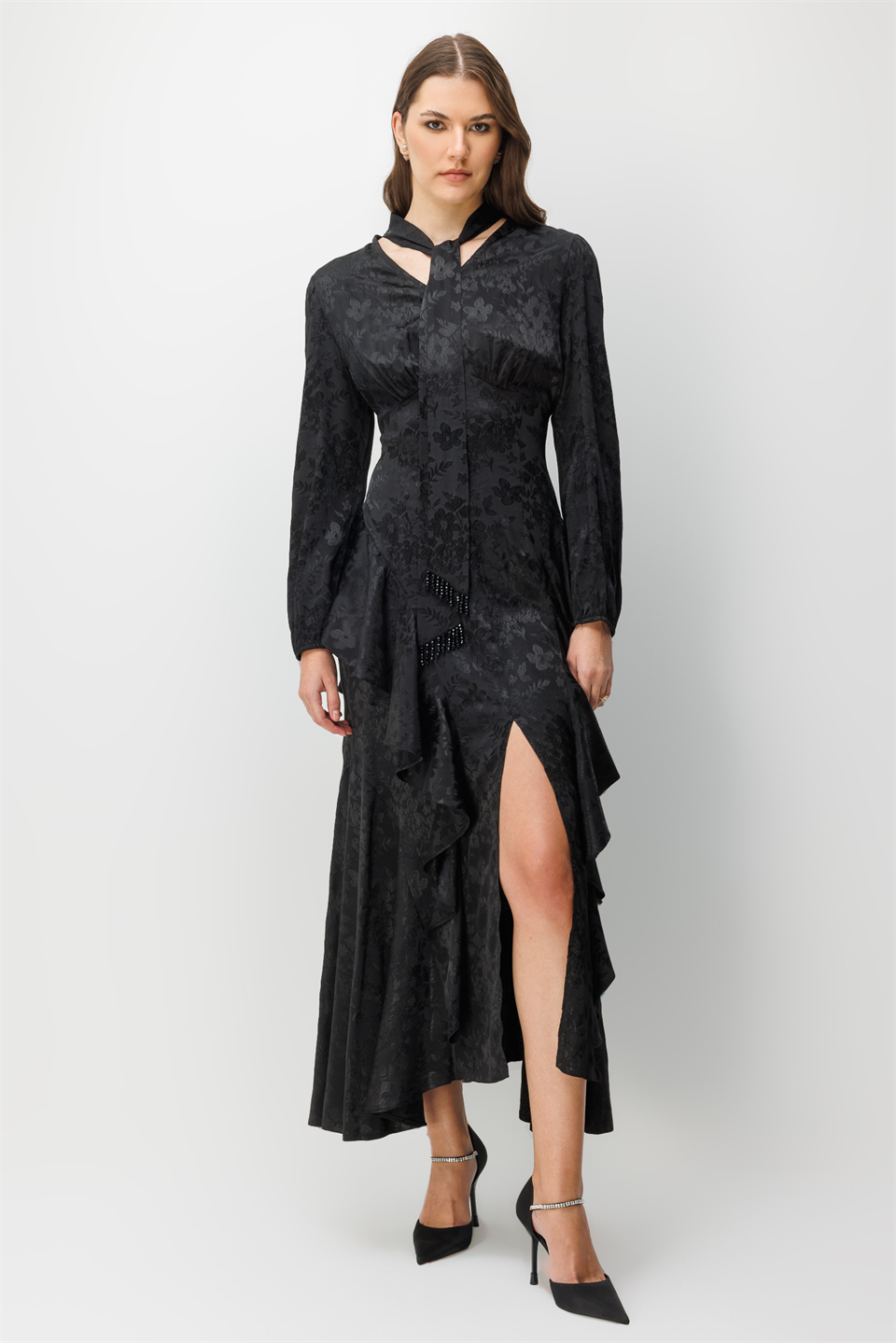 V Yaka Detaylı Volanlı Jakar Elbise SİYAH