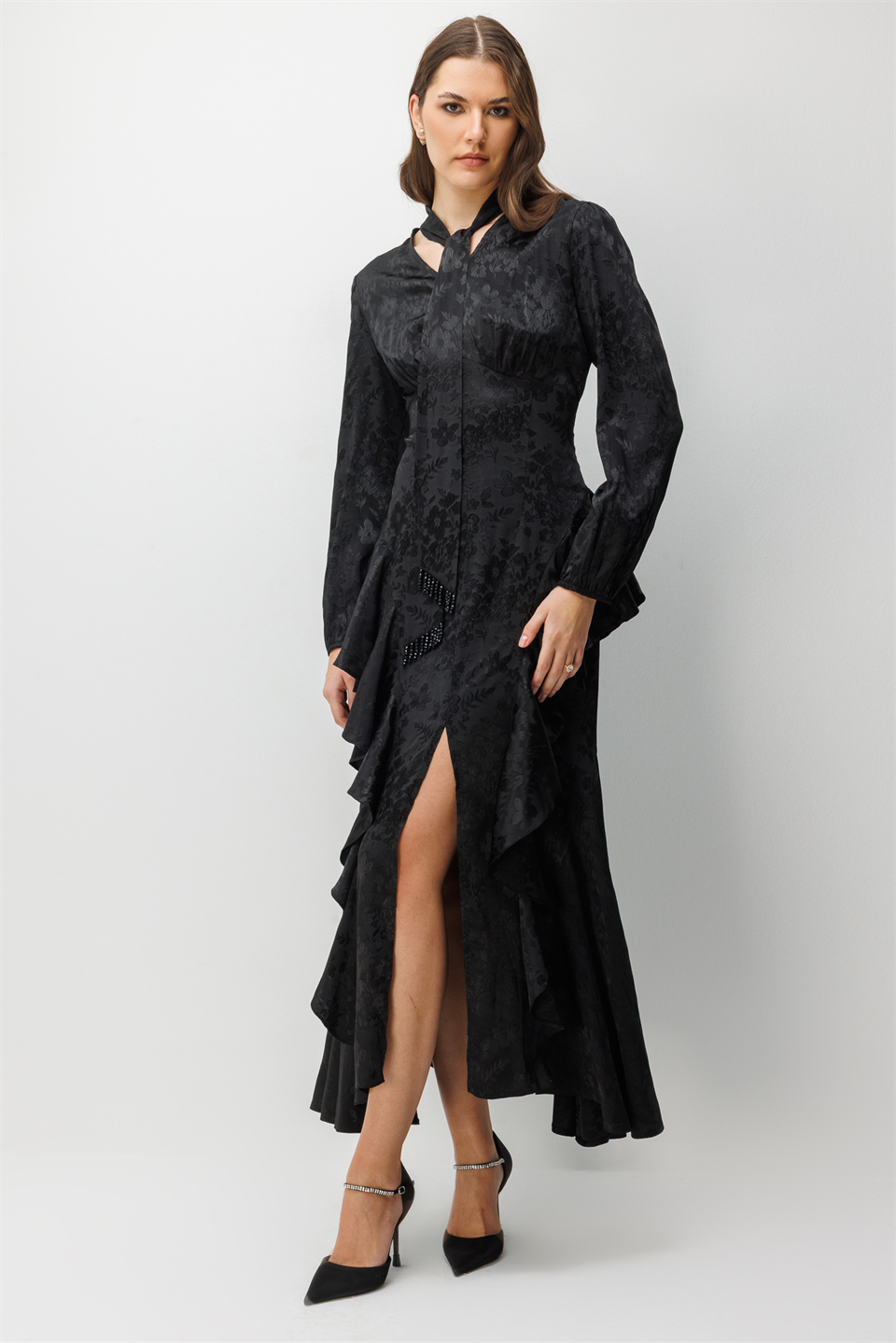 V Yaka Detaylı Volanlı Jakar Elbise SİYAH