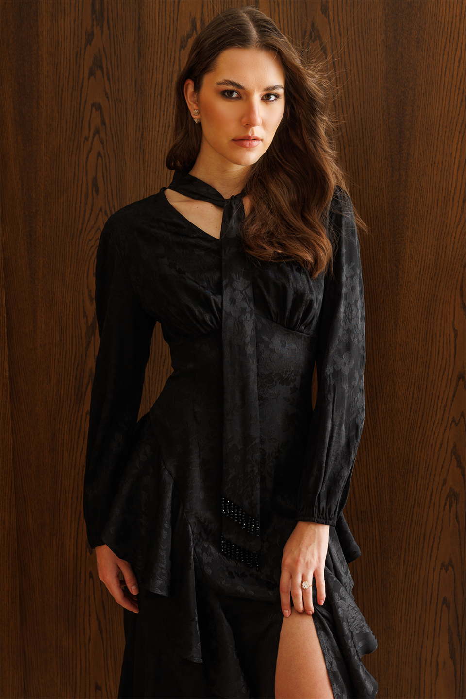 V Yaka Detaylı Volanlı Jakar Elbise SİYAH