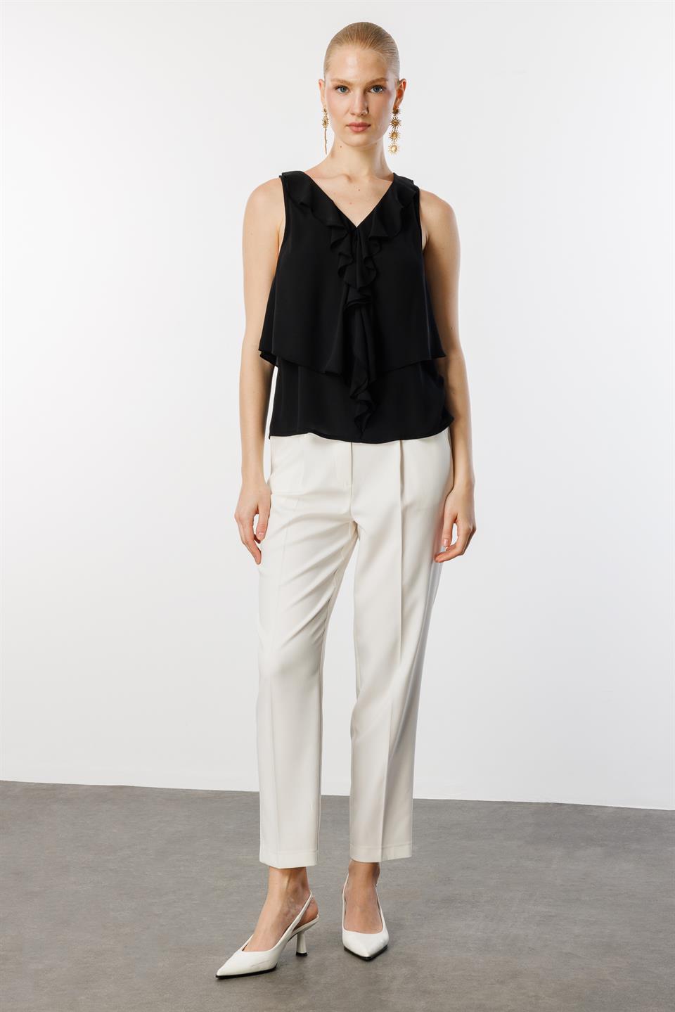 V Yaka Sırt Dekolteli Volanlı Bluz SİYAH