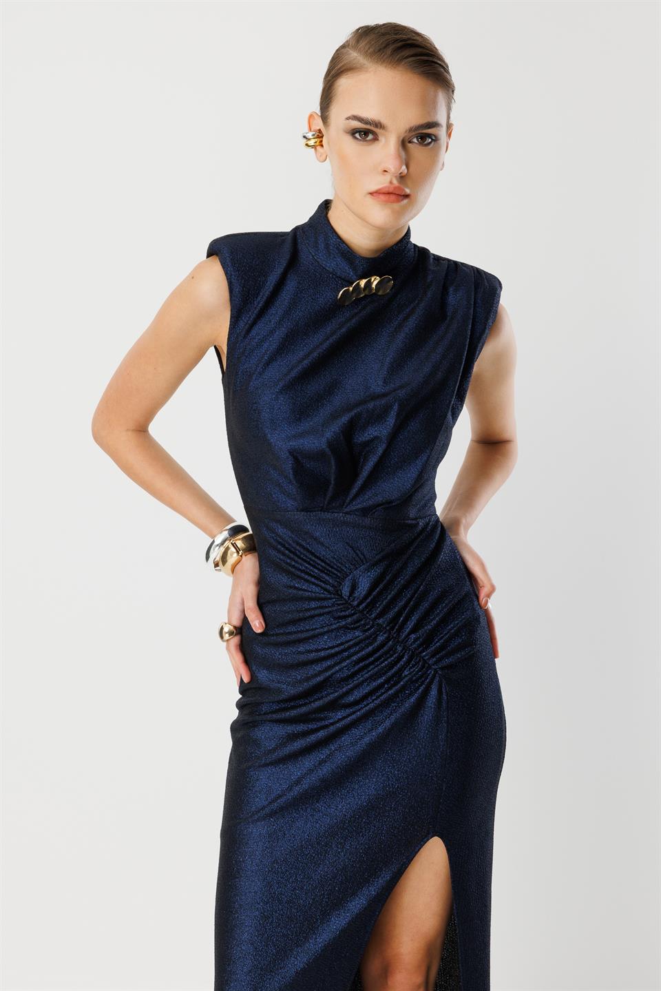 Yaka Aksesuar Detaylı Kolsuz Abiye LACİVERT