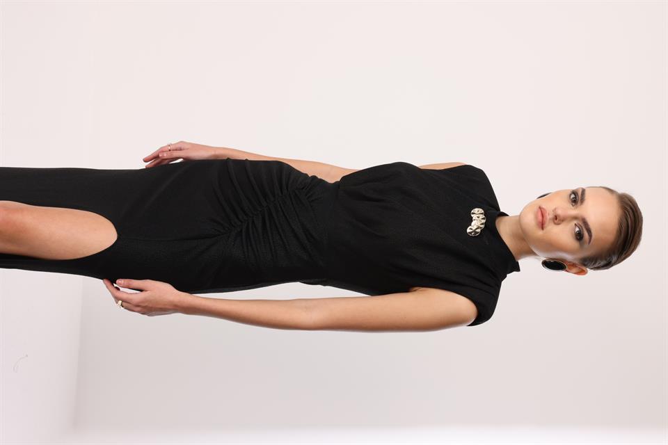 Yaka Aksesuar Detaylı Kolsuz Abiye SİYAH