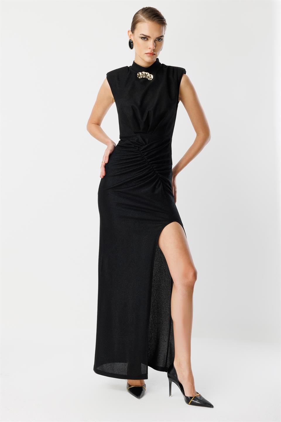 Yaka Aksesuar Detaylı Kolsuz Abiye SİYAH