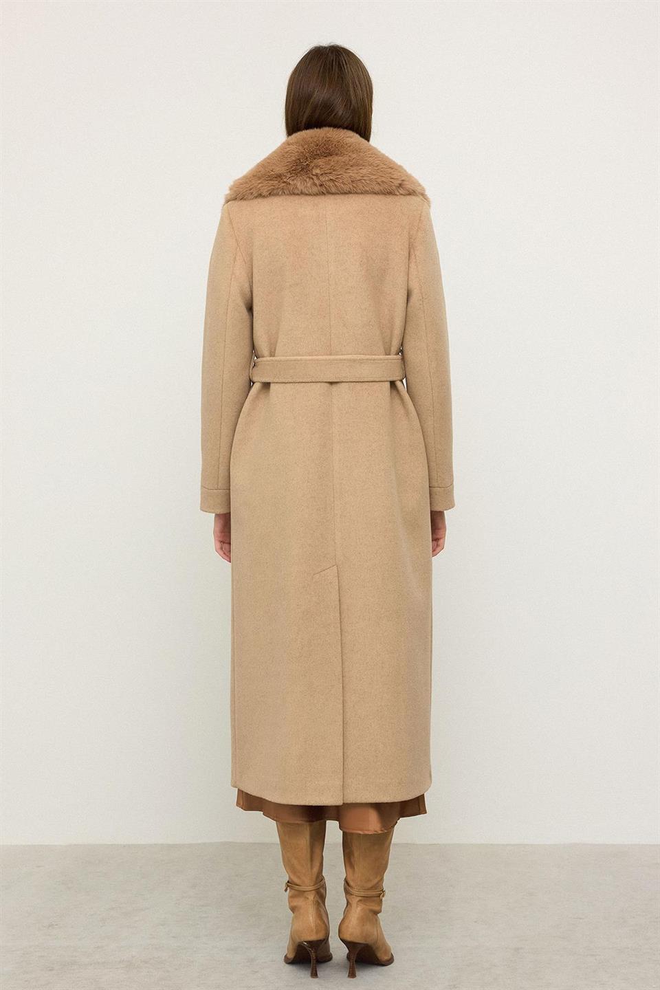 Yaka Kol Ucu Kürk Detaylı Kaşe Kaban CAMEL